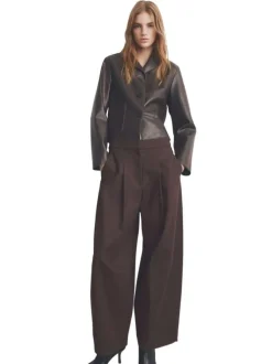 Veste chocolat unie avec une coupe droite et un col à revers cranté