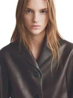 Veste chocolat unie avec une coupe droite et un col à revers cranté