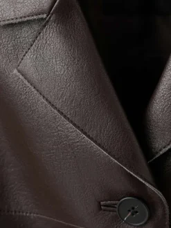 Veste chocolat unie avec une coupe droite et un col à revers cranté