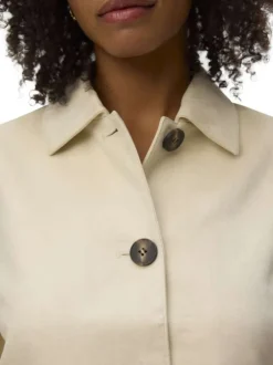 Veste écrue pourvu d'un col à revers et d'une fermeture boutonnée