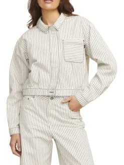 Veste en coton beige courte à rayures fines avec une poche et un col à revers
