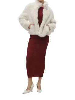 Veste en fourrure écrue unie avec un col montant et une coupe courte