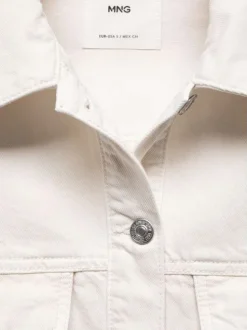 Veste en jean en coton écrue unie à col français avec deux poches boutonnées
