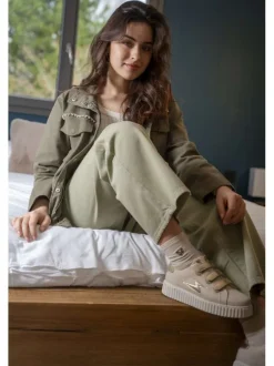 Veste kaki unie avec une coupe mi-longue un col montant et des strass