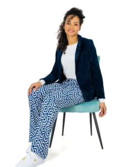 Veste marine en velours avec une coupe droite à col cranté et fermeture boutonnée