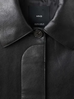 Veste noire unie avec des manches longues et une coupe droite