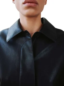 Veste noire unie avec des manches longues et une coupe droite