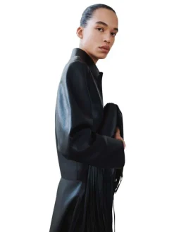 Veste noire unie avec des manches longues et une coupe droite