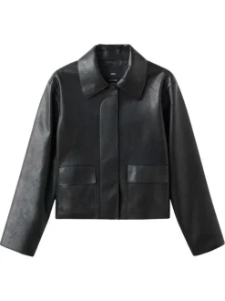 Veste noire unie avec des manches longues et une coupe droite
