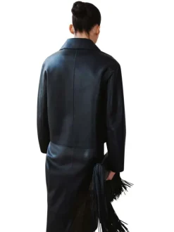 Veste noire unie avec des manches longues et une coupe droite