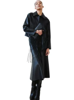 Veste noire unie avec des manches longues et une coupe droite