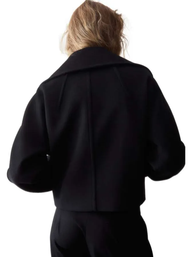 Veste noire unie avec une coupe oversize et des manches longues