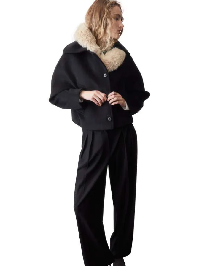 Veste noire unie avec une coupe oversize et des manches longues