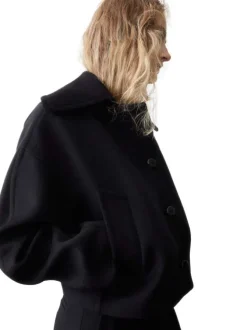 Veste noire unie avec une coupe oversize et des manches longues