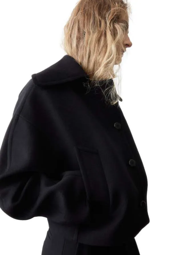 Veste noire unie avec une coupe oversize et des manches longues