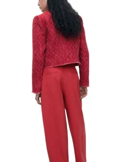 Veste rouge en tweed courte avec un col rond et des détails effilochés